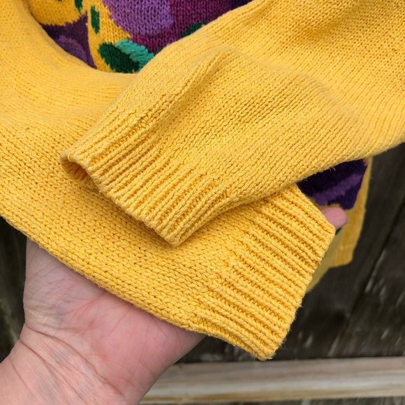 Suburbans M Vintage Yellow Sweater Purple Pansies - Picture 2 of 6
